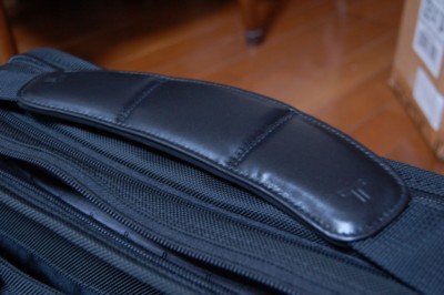 TUMIの鞄の肩ベルトの写真